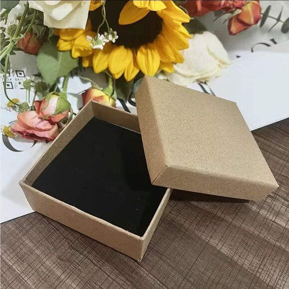 Gorgeous Mom Necklace, Mother’s Day or Grandma Gift with Yellow Box + Card​ - Picture 7 of 8